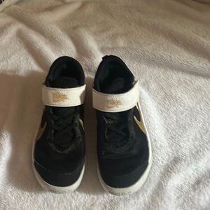 Nike hustle white black and gold size 3